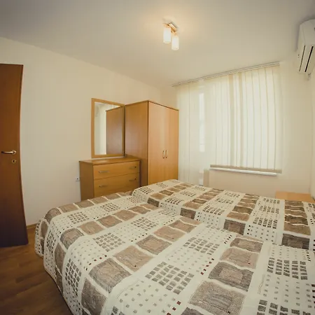 格兰德度假公寓 *